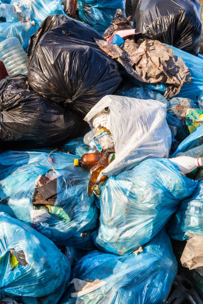 tas d’ordures dans les sacs poubelles en plastique. - disposable cup plastic beer bottle photos et images de collection