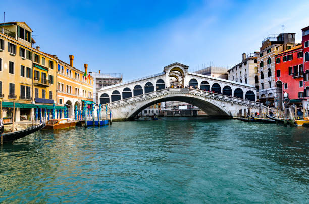 el puente de rialto en venecia - rialto bridge italy venice italy nautical vessel fotografías e imágenes de stock