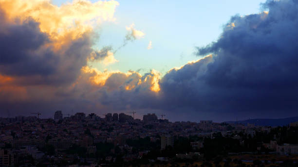 puesta de sol con nubes cúmulos enormes sobre la ciudad - derrick crane fotos fotografías e imágenes de stock