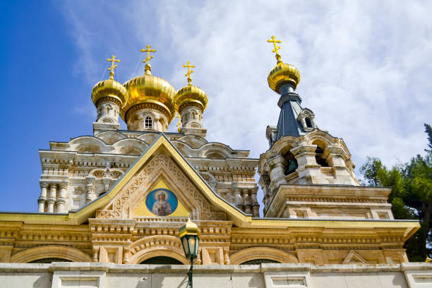 монастырская церковь марии магдалены в иерусалиме, израиль - god column dome mountain стоковые фото и изображения