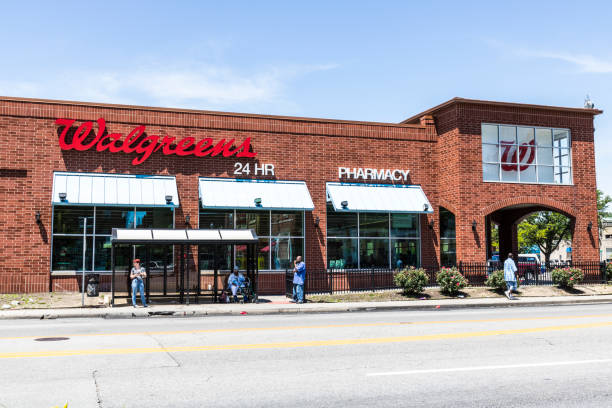 indianapolis - circa june 2017: walgreens retail location. walgreens is an american pharmaceutical company xiii - walgreens imagens e fotografias de stock