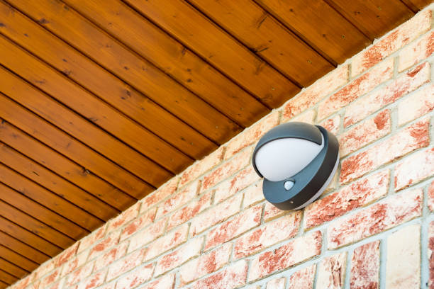 lámpara de pared moderna con movimiento y sensor de luz en la pared de ladrillo - metallic wall brick glowing fotografías e imágenes de stock