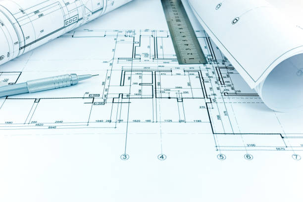 walcowane plany, linijka i mechanika ołówkiem na graficznym planie architektonicznym mieszkania - blueprint rolled up scroll plan zdjęcia i obrazy z banku zdjęć