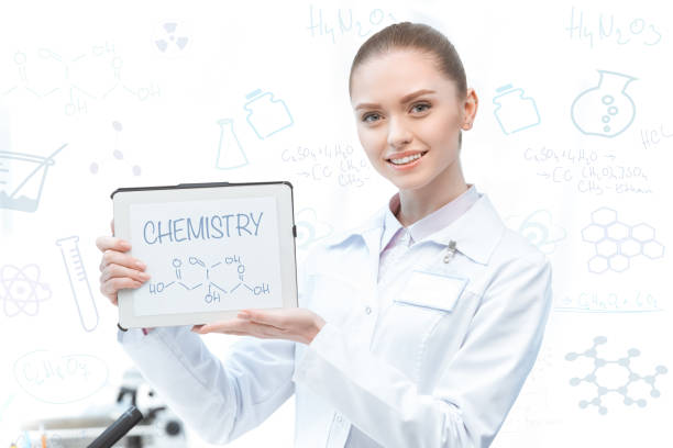 donna scienziata con tablet digitale - biotechnology student laboratory nurse foto e immagini stock