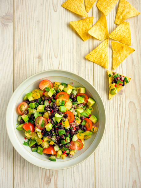 guacamole, salsa de manzana del pino con frijoles negros - black bean salsa fotografías e imágenes de stock