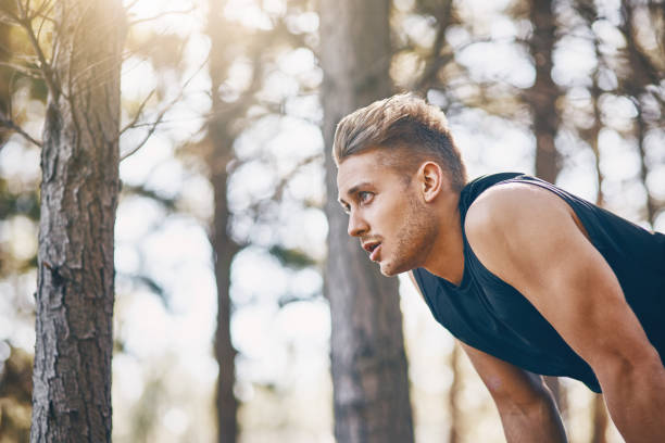 sprawdź oddech, gdy idziesz na bieganie - breathing exercise jogging exercising relaxation exercise zdjęcia i obrazy z banku zdjęć