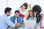 sitzend-auf-einem-laptop-arbeiten-kreative-business-team.jpg?b=1&s=170x170&k=20&c=8zptPNnChjLejuWxlQl8XKmBg7tpFsVjIbAqFZ717RY=