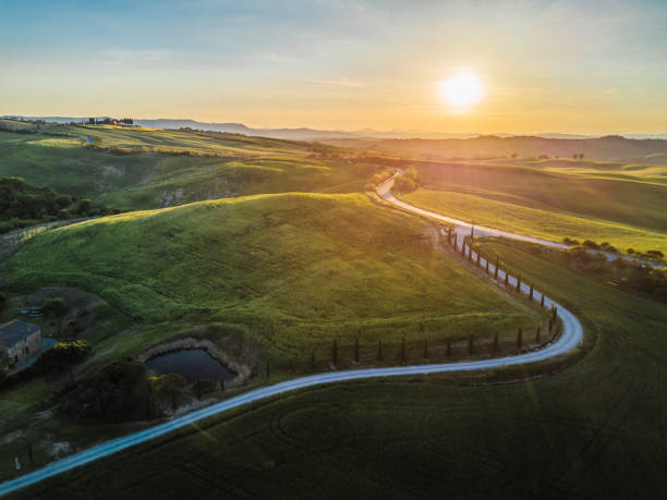 winding road in tuscany - rolling landscape fotos imagens e fotografias de stock