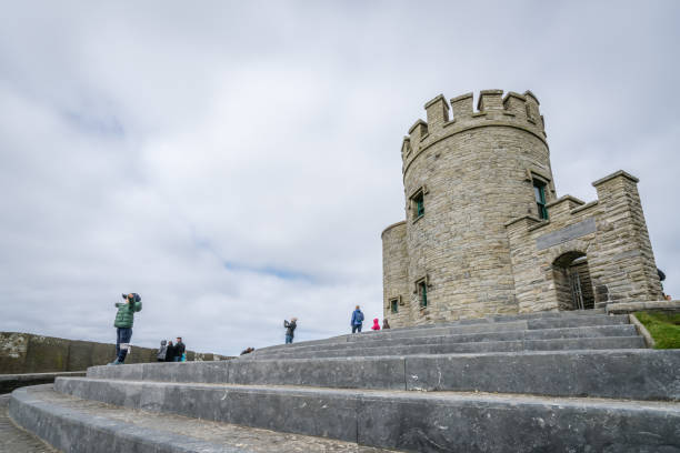 башня obriens на скалах мохера, ирландия - o`brien`s tower стоковые фото и изображения