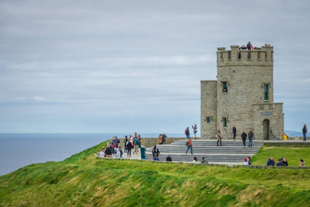 obriens turm an den klippen von moher, irland - republic of ireland cliffs of moher cliff galway stock-fotos und bilder