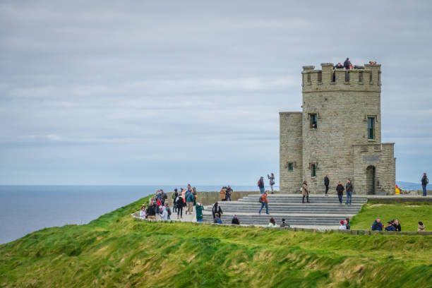 башня obriens на скалах мохера, ирландия - o`brien`s tower стоковые фото и изображения