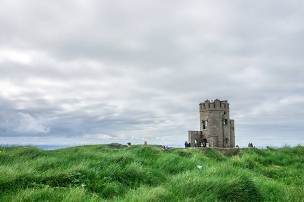 башня obriens на скалах мохера, ирландия - o`brien`s tower стоковые фото и изображения