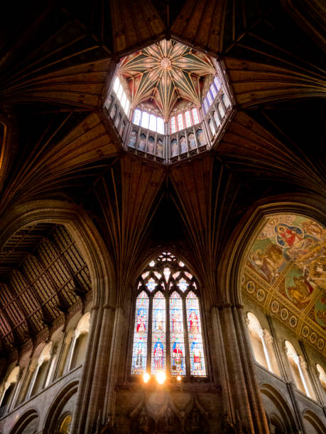 debajo de la linterna del octágono, catedral de ely - iluminación de techo abovedado fotografías e imágenes de stock