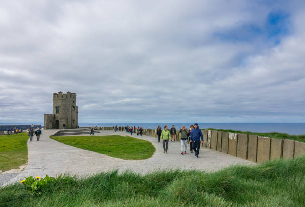 башня obriens на скалах мохера, ирландия - obriens tower стоковые фото и изображения