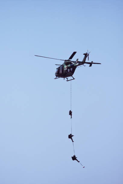 helicóptero do exército indiano e suspensão soldados no aero india - transport helicopter - fotografias e filmes do acervo