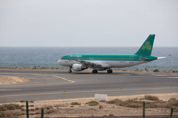 ランサローテ空港で��離陸する準備ができて arecife, スペイン - 2017 年 4 月 15 日: エアリンガスのエアバス a320 - airport runway airplane commercial airplane ストックフォトと画像