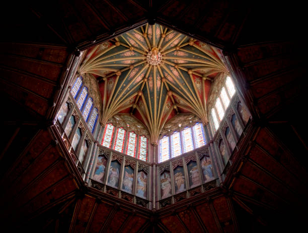 linterna octogonal, catedral de ely, cambridgeshire - iluminación de techo abovedado fotografías e imágenes de stock