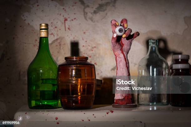 Amputierten Hand Mit Augapfel Zwischen Gläsern Stockfoto und mehr Bilder von Flasche - Flasche, Halloween, Menschliche Hand