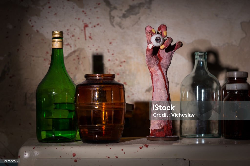 Main amputée avec globe oculaire entre en pots de verre - Photo de Bouteille libre de droits