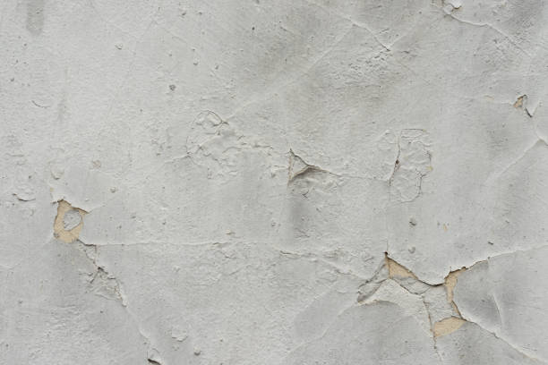 istock Wall fragment with attritions and cracks 691963376
