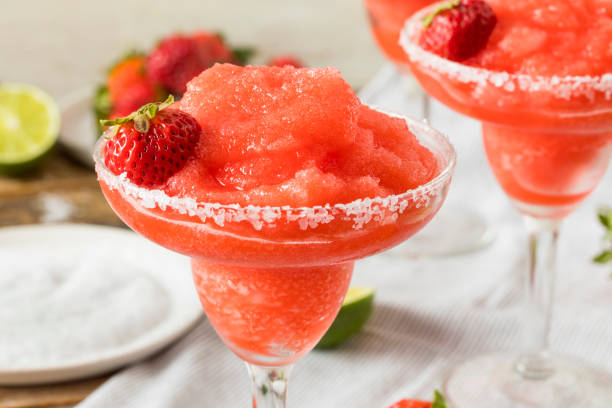 hausgemachte rote frozen strawberry margarita - drinking straw juice frozen glass stock-fotos und bilder