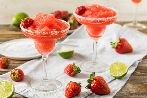 hausgemachte rote frozen strawberry margarita - drinking straw juice frozen glass stock-fotos und bilder