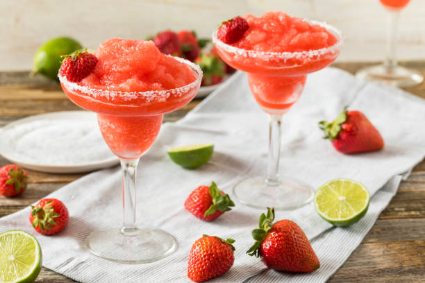 margarita fresa congelada roja casera - margarita de fresa congelada fotografías e imágenes de stock