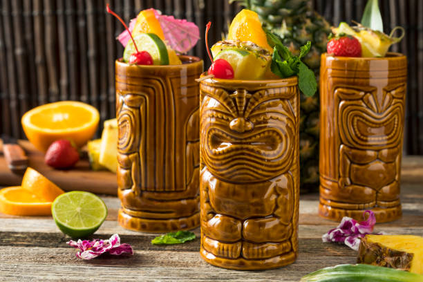 rinfrescanti cocktail di bevande tiki fredde - hawaiian food foto e immagini stock