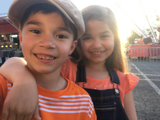 小さな女の子と男の子 selfie - embracing smiling gap children only ストックフォトと画像