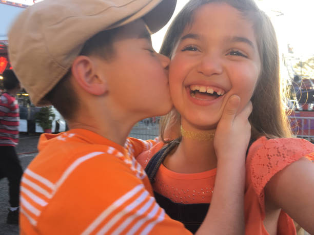 小さな女の子と男の子 selfie - embracing smiling gap children only ストックフォトと画像