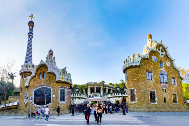 turyści przy wejściu do parku guell zbudowanego przez architekta antoniego gaudiego w barcelonie, hiszpania - antonio gaudi outdoors horizontal barcelona zdjęcia i obrazy z banku zdjęć