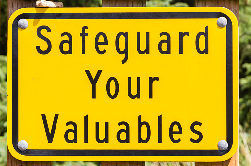 Sign to warn of safeguarding valuables in public area