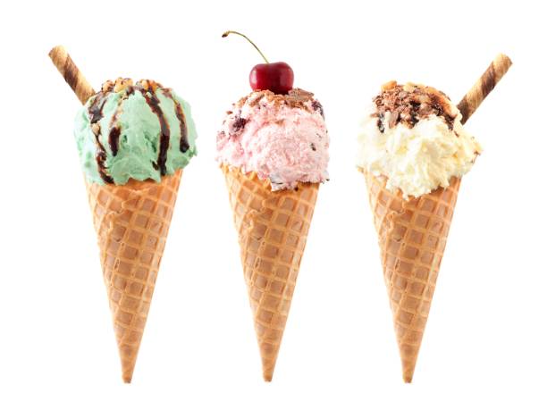 helado de pistache, cereza y vainilla en conos de waffle aisladas en blanco - ice cream cone fotografías e imágenes de stock