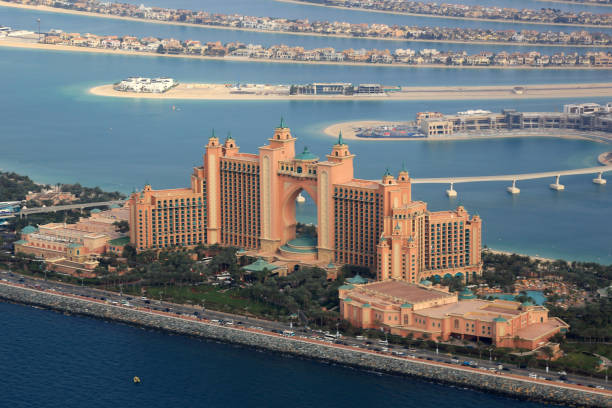 dubai atlantis hotel palm island z lotu ptaka - atlantis the palm zdjęcia i obrazy z banku zdjęć