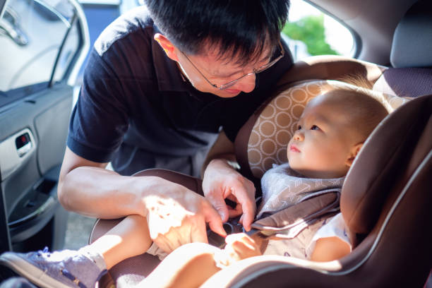 Ganar control Velocidad supersónica pómulo Padre Asiático Ayuda A Su Lindo 1 Año De Edad Niño Bebé Niño Niño Pequeño Para Sujetar La Correa De Asiento De Coche En Coche Foto de stock y más banco de Ganar control Velocidad supersónica pómulo Padre Asiático Ayuda A Su Lindo 1 Año De Edad Niño Bebé Niño Niño Pequeño Para Sujetar La Correa De Asiento De Coche En Coche Foto de stock y más banco de