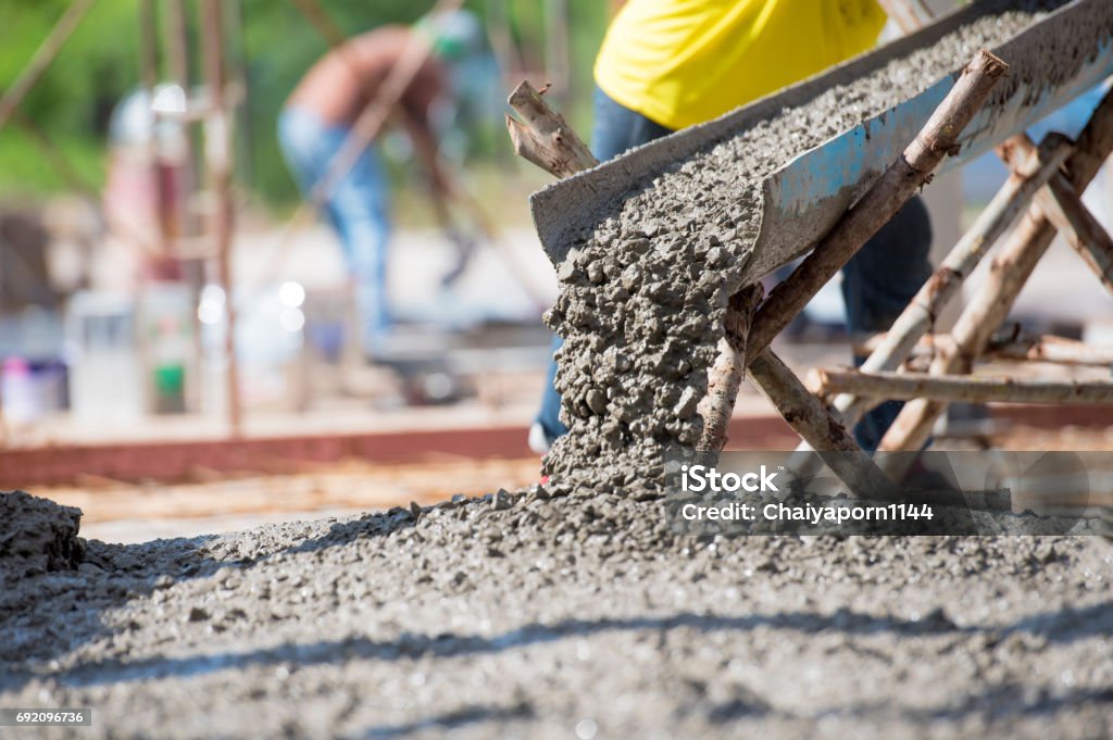 Betongießen bei gewerblichen Betonböden des Gebäudes - Lizenzfrei Beton Stock-Foto