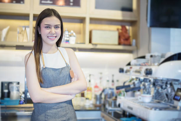 asian women barista smiling and using coffee machine in coffee shop counter - working woman small business owner food and drink cafe concept - restaurant food food and drink industry food service occupation imagens e fotografias de stock