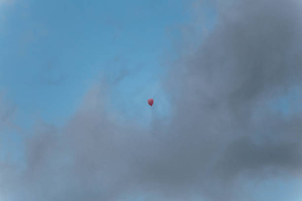 flottaient des ballons roses dans le ciel avec nuage de penang hill à george town. penang, malaisie. - balloon moving up child flying photos et images de collection