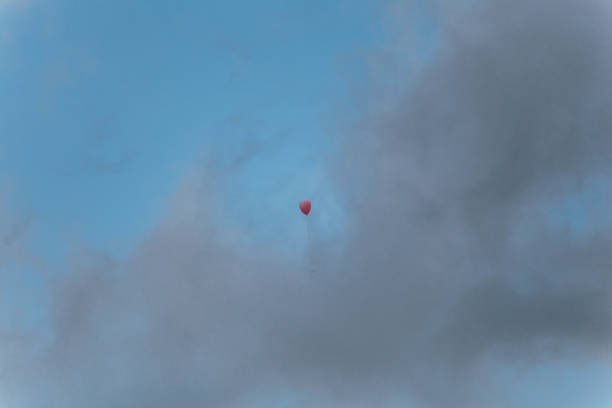 palloncino rosa fluttuante nel cielo con nuvola da penang hill a george town. penang, malesia. - balloon moving up child flying foto e immagini stock