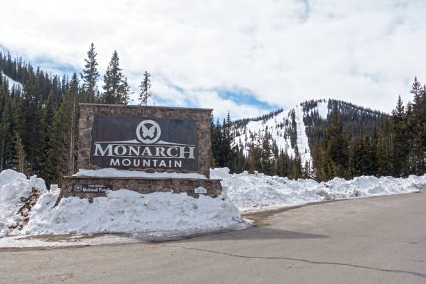 rótulo de entrada de resort de esquí de montaña monarca - skiing colorado sawatch range usa fotografías e imágenes de stock