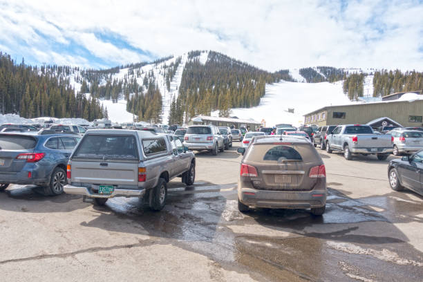 montaña monarca colorado usa estacionamiento en un ajetreado día de invierno - skiing colorado sawatch range usa fotografías e imágenes de stock