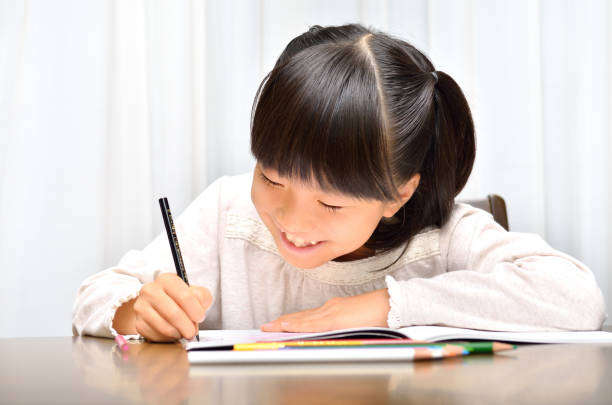 勉強する女の子 - 勉強 楽しい ストックフォトと画像