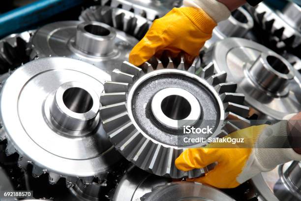 Foto de Roda De Engrenagem E Trabalhador e mais fotos de stock de Indústria - Indústria, Manufaturar, Peça de Máquina