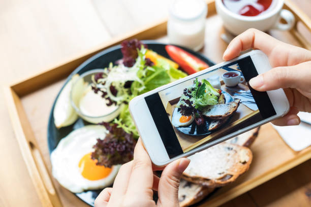 クローズアップハンドホールディング電話撮影食品写真 - smart phone 写真 ストックフォトと画像