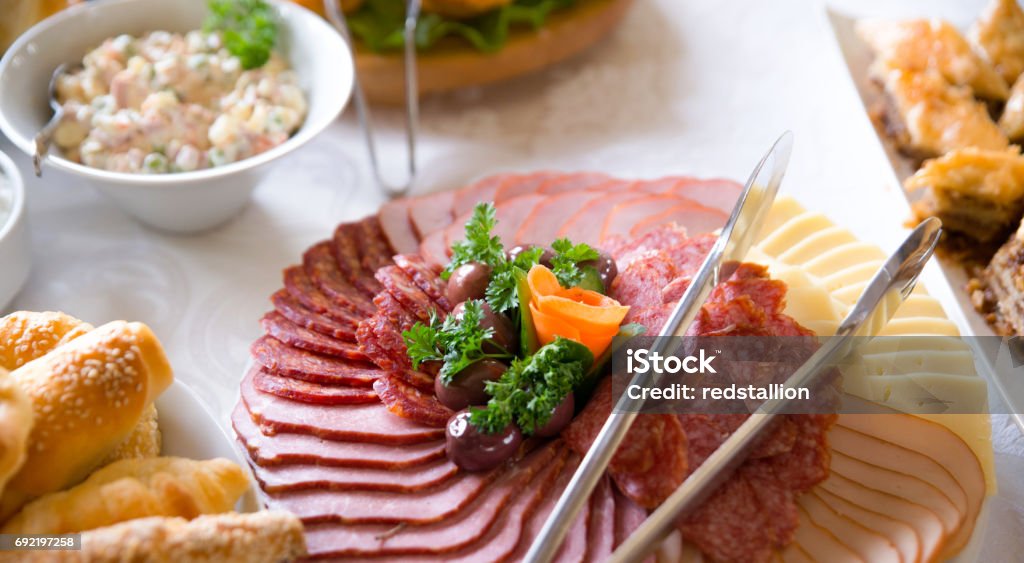 variedad de catering comida en una mesa, decoración de alimentos, concepto del partido, delicatessen - Foto de stock de Bandeja libre de derechos