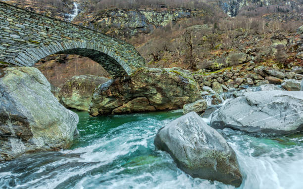 カントン スイス、ティチーノ州の美しい川床 - granite ticino canton switzerland locarno ストックフォトと画像