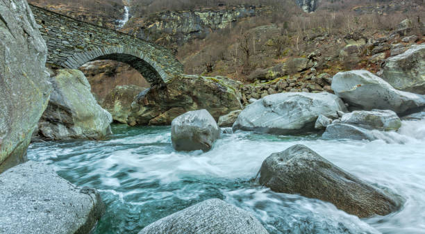 hermoso río en cantón ticino, suiza - riverbed switzerland valley stone fotografías e imágenes de stock