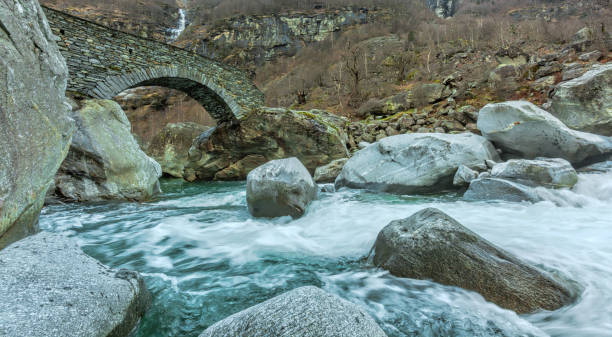 beautiful riverbed in canton ticino, switzerland - riverbed switzerland valley stone imagens e fotografias de stock