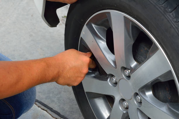 istock put air into the tire 692217372