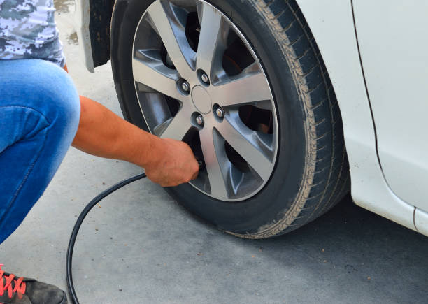 istock put air into the tire 692217444